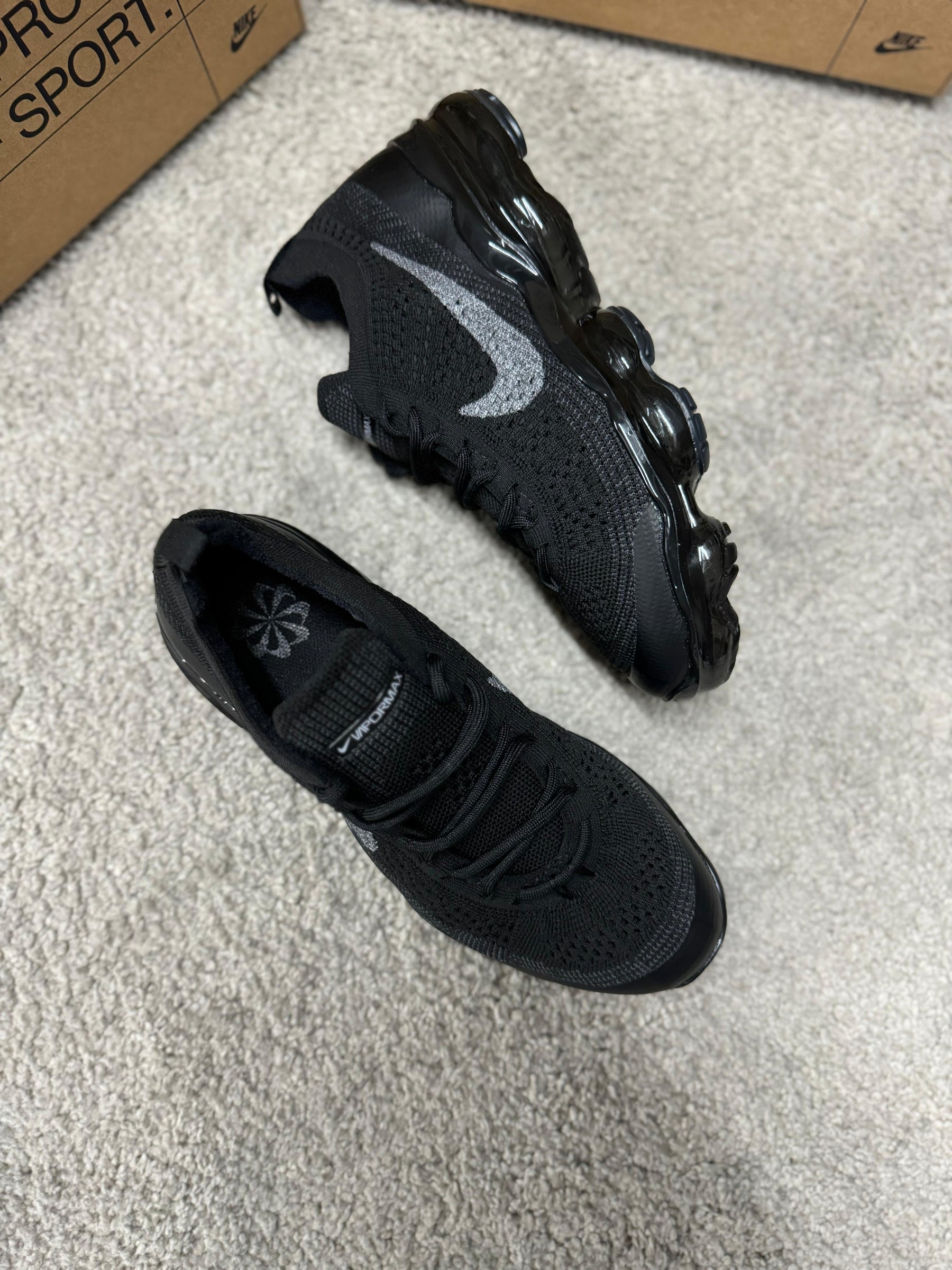 Zapatillas vapormax negra logo gris