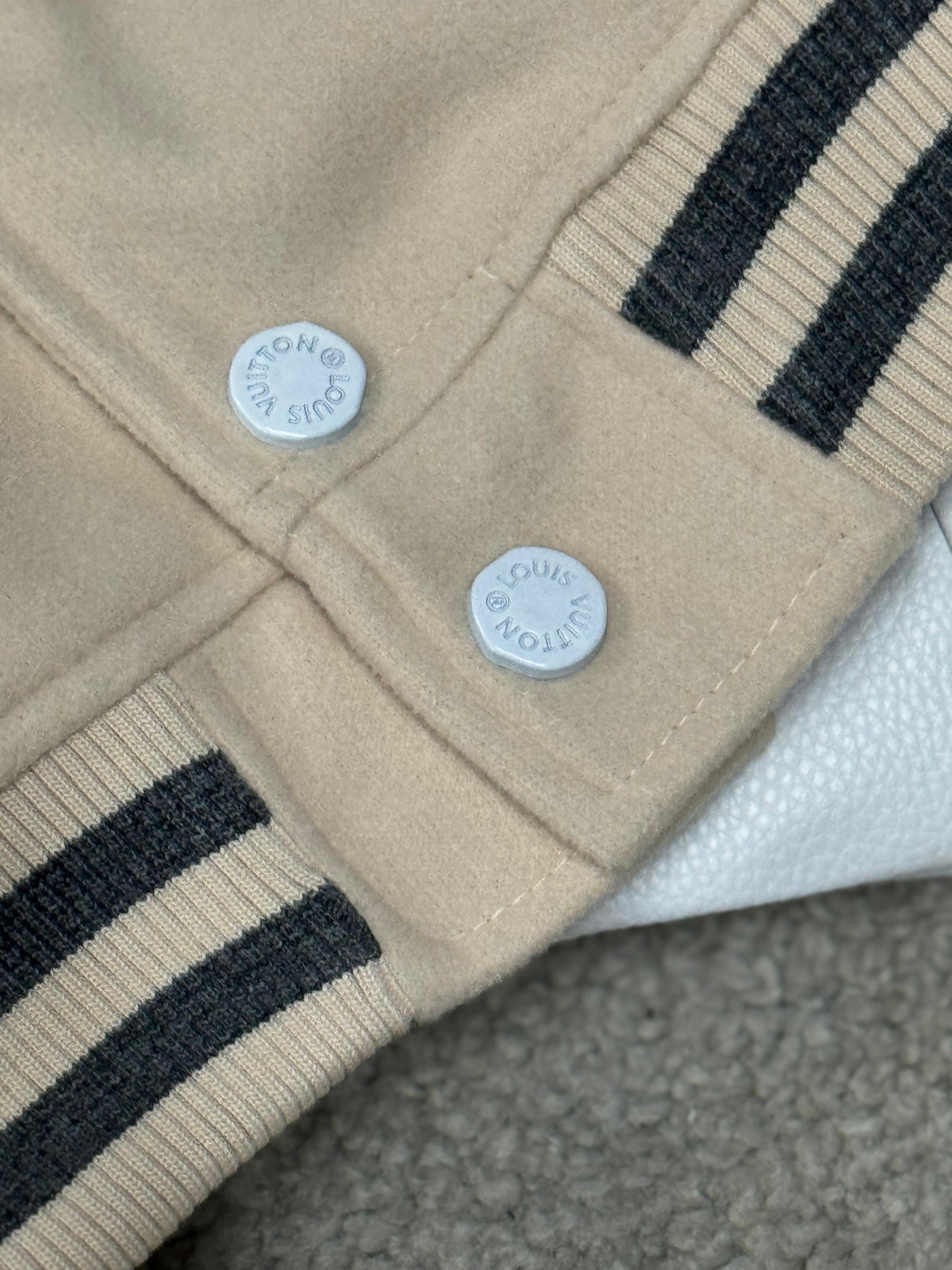 CHAQUETA LOUIS VUITTON CREMA MAX calidad