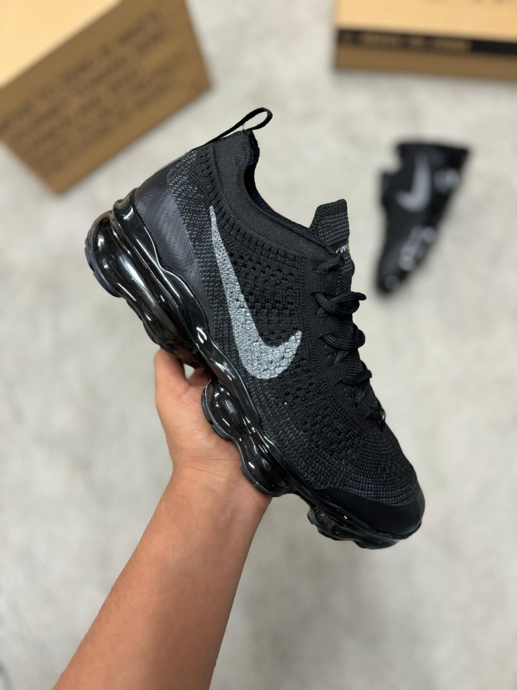 Zapatillas vapormax negra logo gris