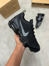 Zapatillas vapormax negra logo gris