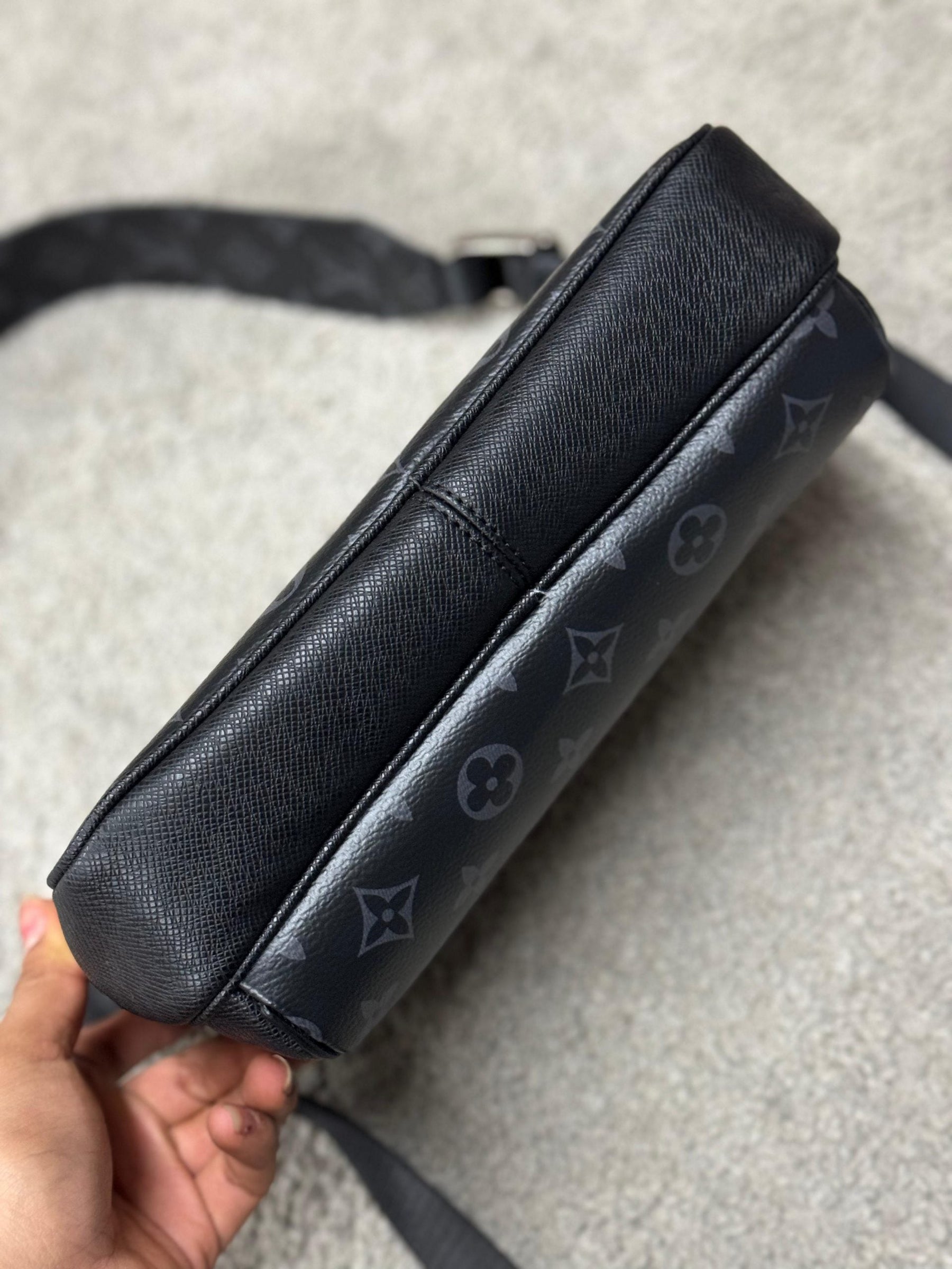 Bolso LOUIS VUITTON negro Hombre