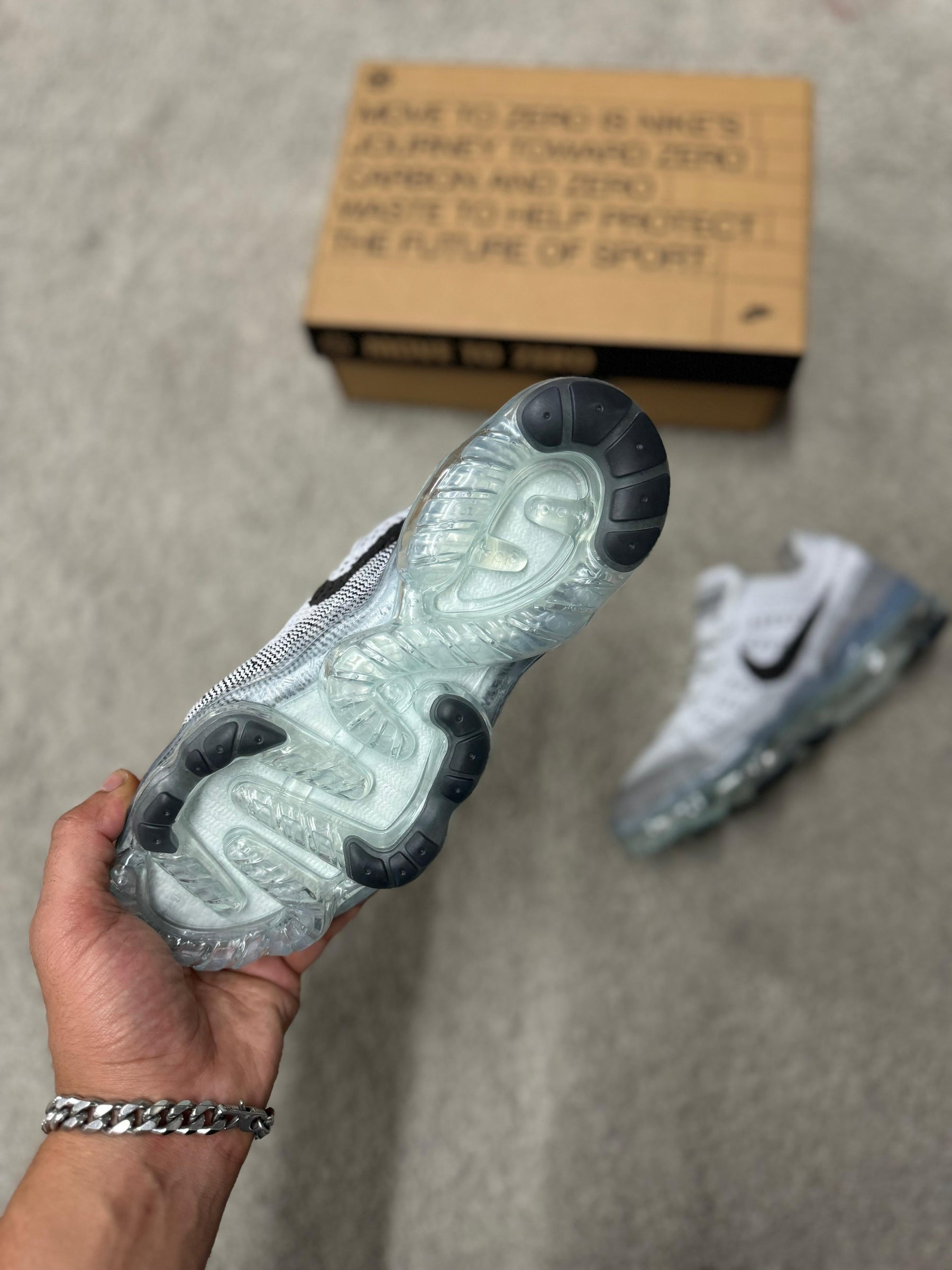 Zapatillas vapormax Gris logo negro