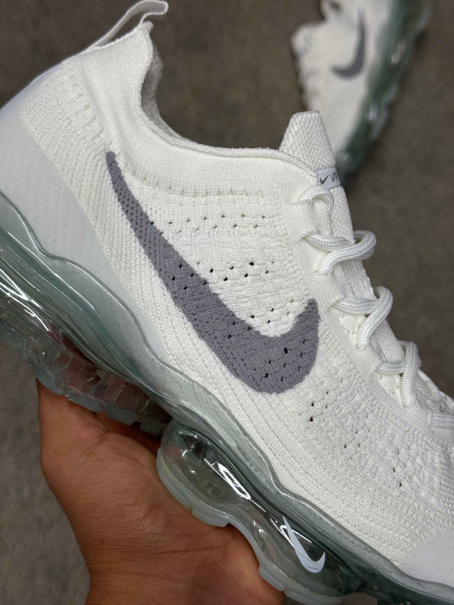 Zapatillas vapormax logo gris