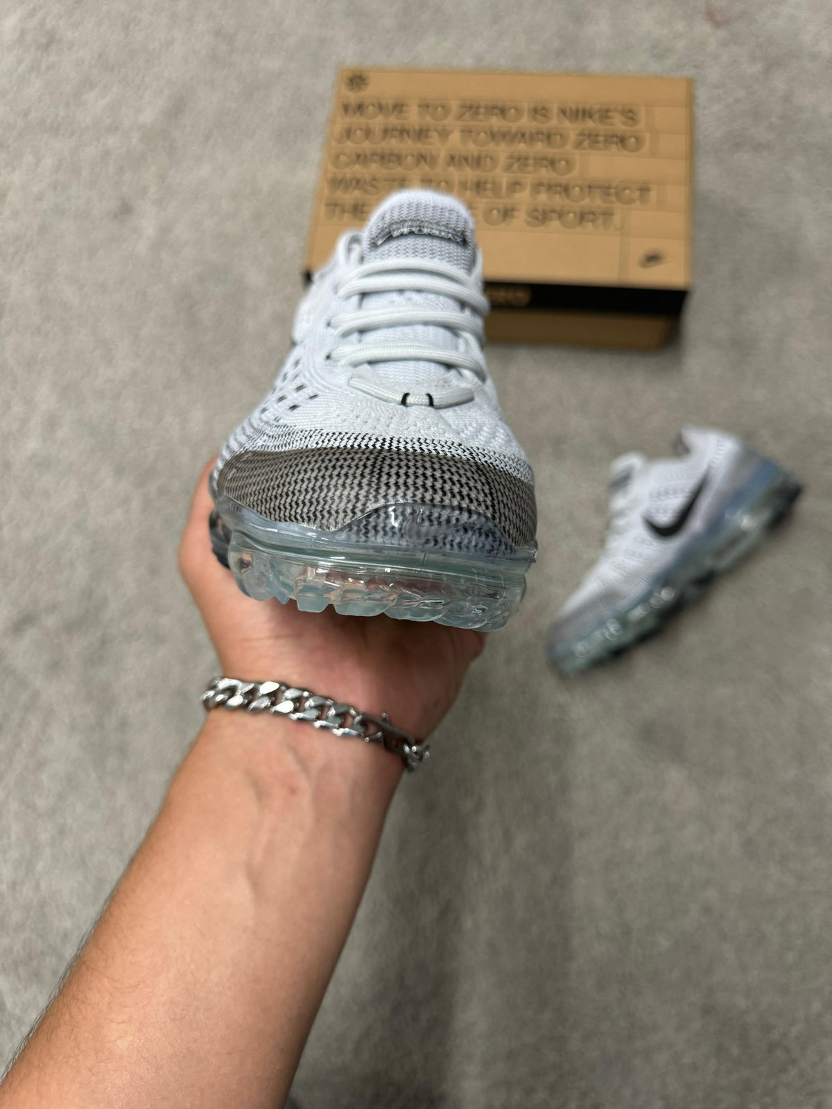 Zapatillas vapormax Gris logo negro