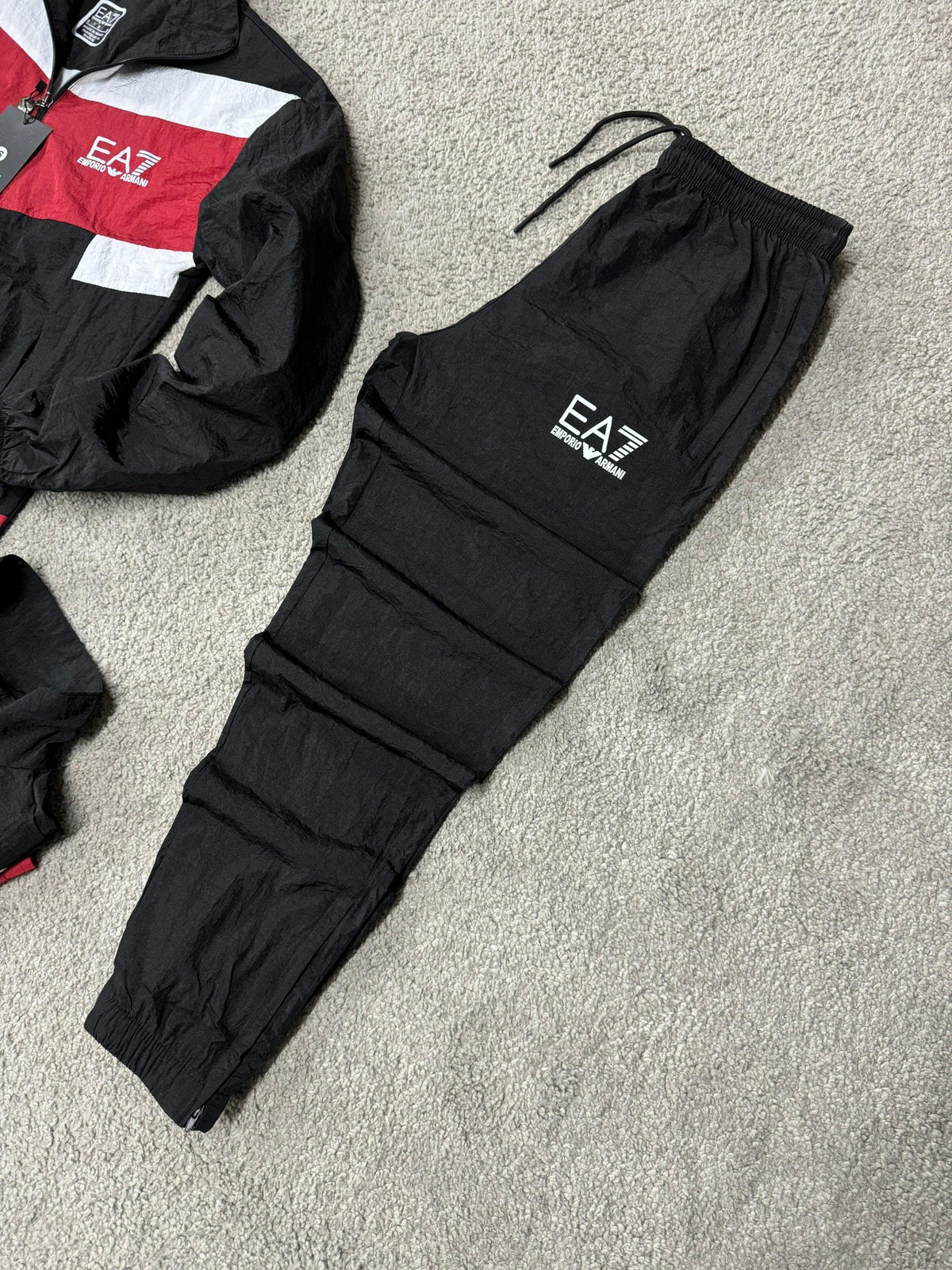 Chandal EMPORIO ARMANI negro y rojo